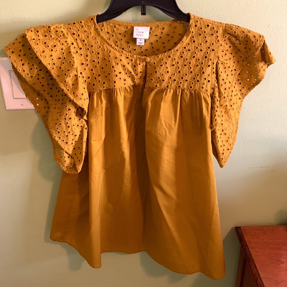 Eyelet sleeve shirt